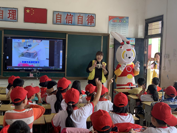 助力公益，奉獻(xiàn)愛心|德韓口腔走進(jìn)麻城乘馬崗凱德希望小學(xué)